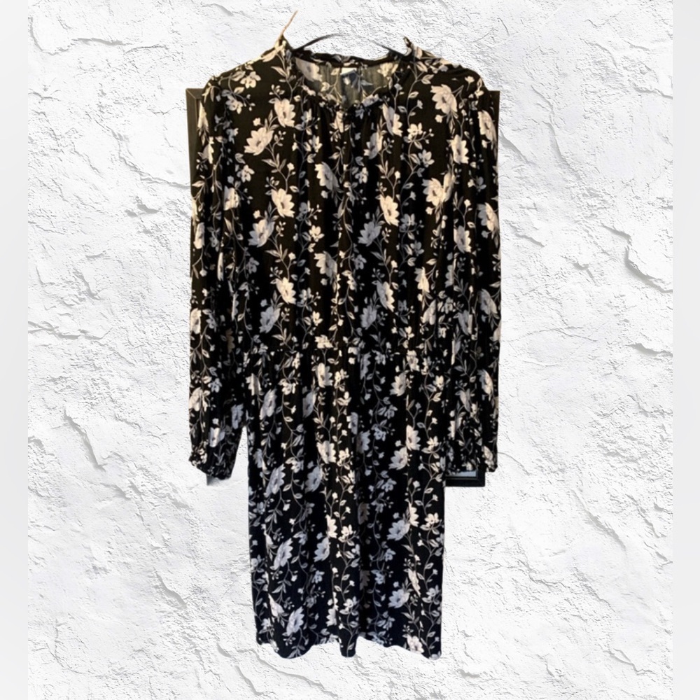 Old Navy Cute black floral dress Size M